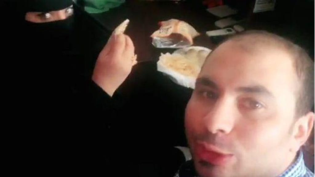 Egípcio toma pequeno-almoço com saudita