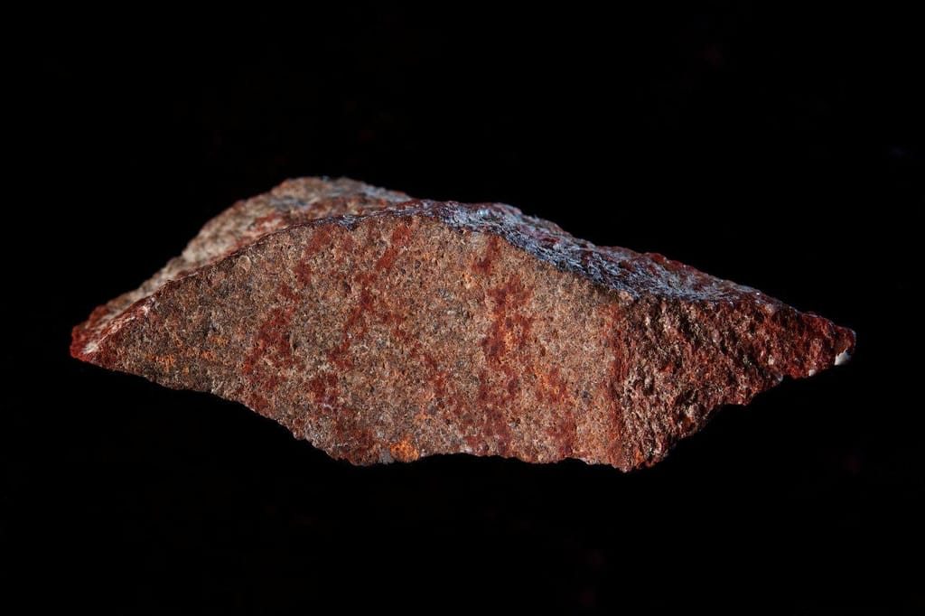 Pedra com pintura rupestre de há 73 mil anos - Caverna Blombos (África do Sul)