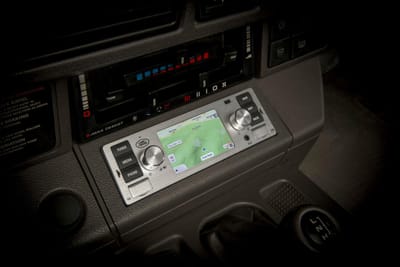 O seu Jaguar ou Land Rover clássico já pode ter um «touch screen» - TVI
