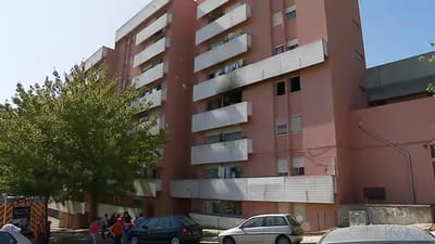 Incêndio em prédio em Almada faz dez feridos, um grave, e três desalojados - TVI