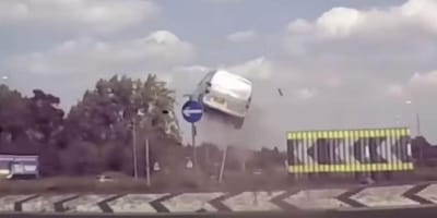 Vídeo: Citroën Berlingo levanta voo em manobra perigosa - TVI