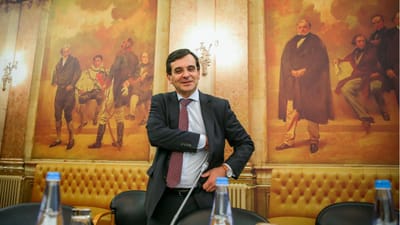 Ministro passa ao Parlamento decisão de transferência do Infarmed para o Porto - TVI