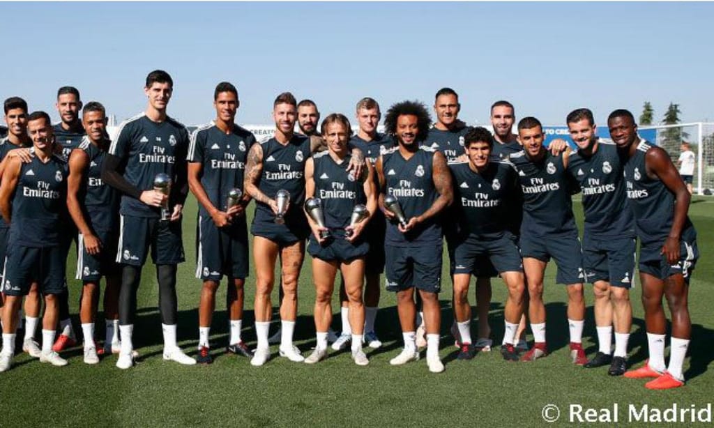 Plantel «merengue» com os prémios da FIFA (foto: Real Madrid)