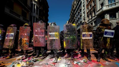 Mais de 20 feridos após confrontos entre polícias e independentistas na Catalunha - TVI
