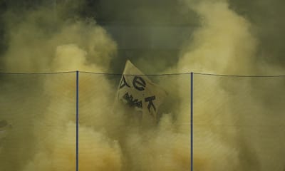 Atenção Benfica: AEK perde pontos no campeonato por violência de adeptos - TVI