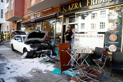Condutor perde controlo do carro e atropela grupo em café de Berlim - TVI