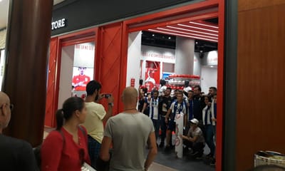 FOTO: PSP chamada à loja do Benfica num shopping de Matosinhos - TVI