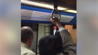 Metro de Lisboa circulou com uma porta aberta esta manhã - TVI