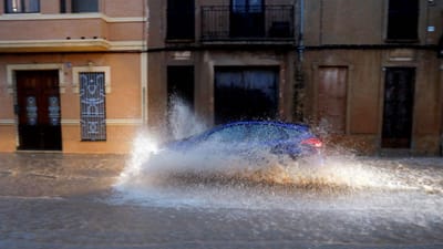 "Gota fria" causa inundações, fecha escolas e obriga a resgates em carros retidos - TVI