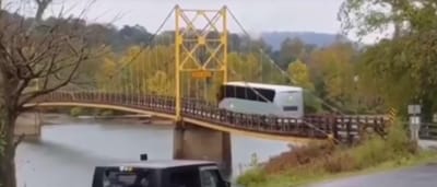 Condutor de autocarro ignora limite de peso e a ponte fica às ondas - TVI