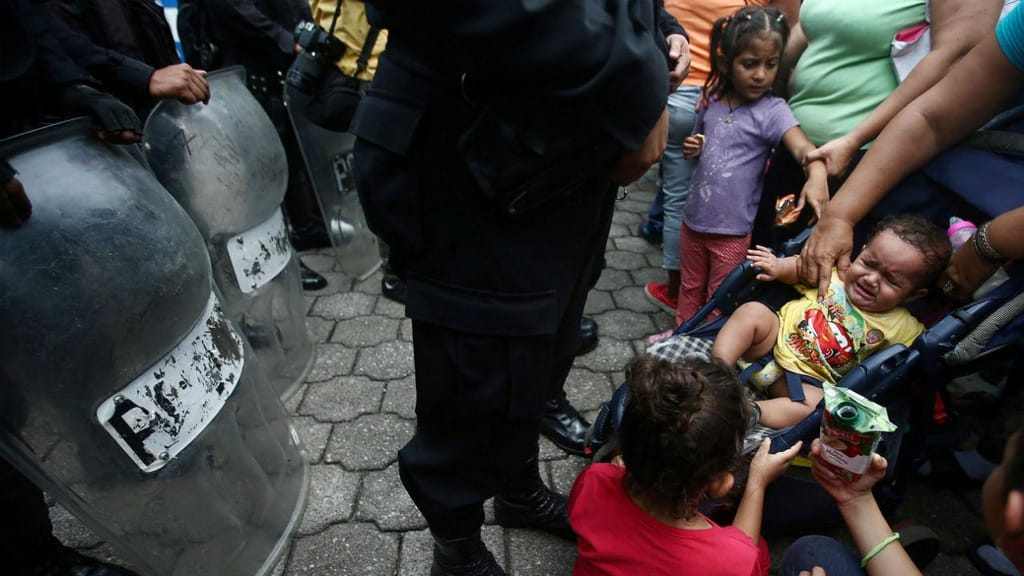 Autoridades mexicanas travam avanço de milhares de migrantes rumo aos EUA