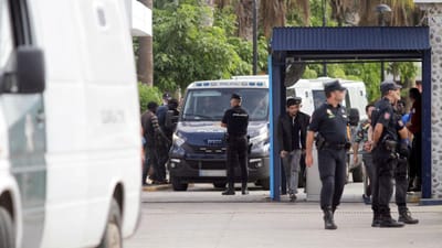Cerca de 200 migrantes tentaram escalar cerca em enclave espanhol de Melilla - TVI