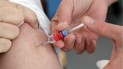 Juncker: quem recusa vacinação "está a brincar com o fogo" - TVI
