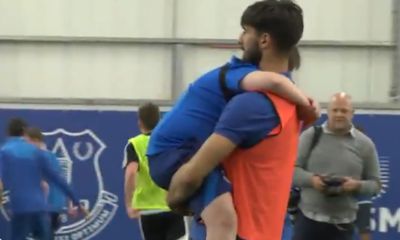 VÍDEO: o momento ternurento entre André Gomes e um adepto do Everton - TVI