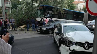 Acidente com autocarro faz 11 feridos no Porto - TVI