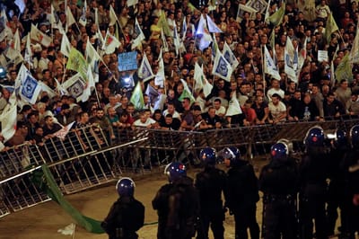 Polícias arrancam barreiras e sobem escadaria da AR durante manifestação - TVI