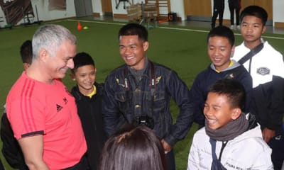 FOTOS: Man Utd de José Mourinho visitado pelos jovens da gruta da Tailândia - TVI