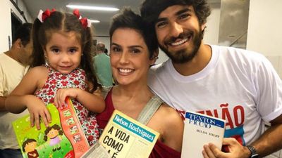 Artistas brasileiros levam livros para as urnas em protesto contra Bolsonaro - TVI