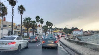 Chuva, acidentes, feriado e greve causam caos no trânsito em Lisboa - TVI