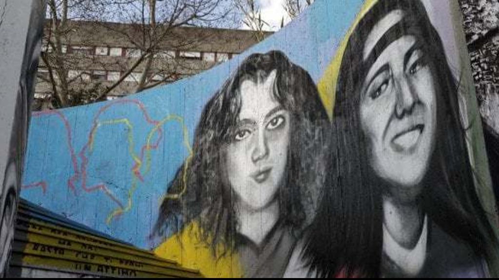 O mural das duas jovens numa das ruas de Roma
