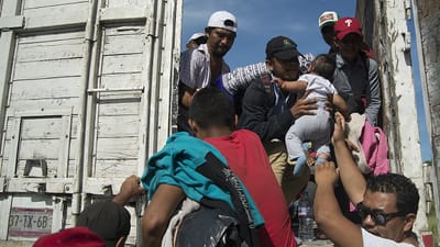 Trump ameaça pôr 15 mil soldados na fronteira com México para travar migrantes - TVI