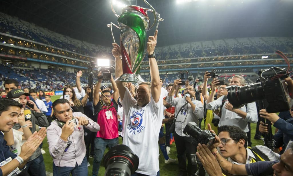 Pedro Caixinha com a Taça do México (EPA/MIGUEL SIERRA)