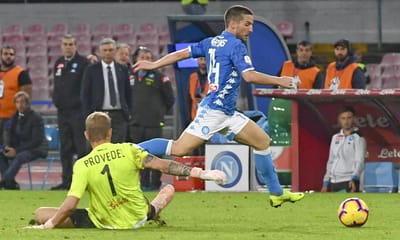 Itália: Nápoles vence com hat-trick de Mertens e sobe ao segundo lugar - TVI