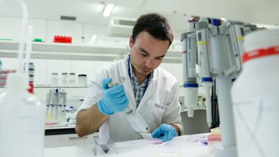 Iogurte e sumo de fruta: investigadores do Porto desenvolvem vacina comestível contra a covid-19 - TVI