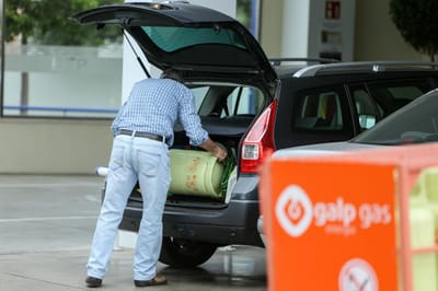 Preços das botijas de gás vão baixar após Governo fixar máximos - TVI