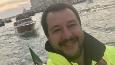 A polémica selfie de Matteo Salvini nas inundações de Veneza - TVI