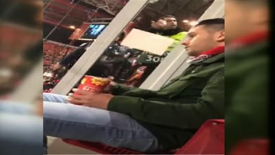 Vídeo mostra polícia a dar bastonada a adepto do Ajax sentado a ver o jogo - TVI