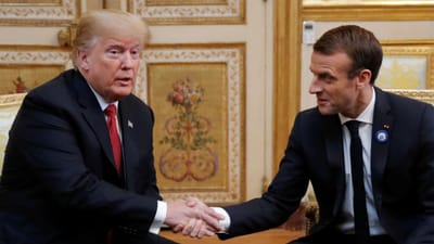 Trump ataca Macron mal chega a Paris - TVI