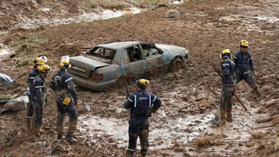 Inundações obrigam a retirar milhares de turistas na Jordânia - TVI