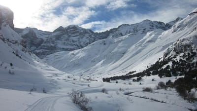 Estância de esqui usou helicópteros para despejar 50 toneladas de neve nas pistas - TVI