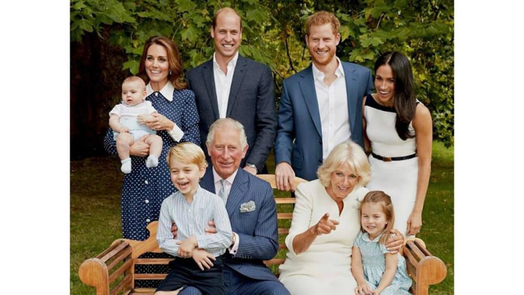 Príncipe Carlos com a mulher, os filhos, as noras e os netos