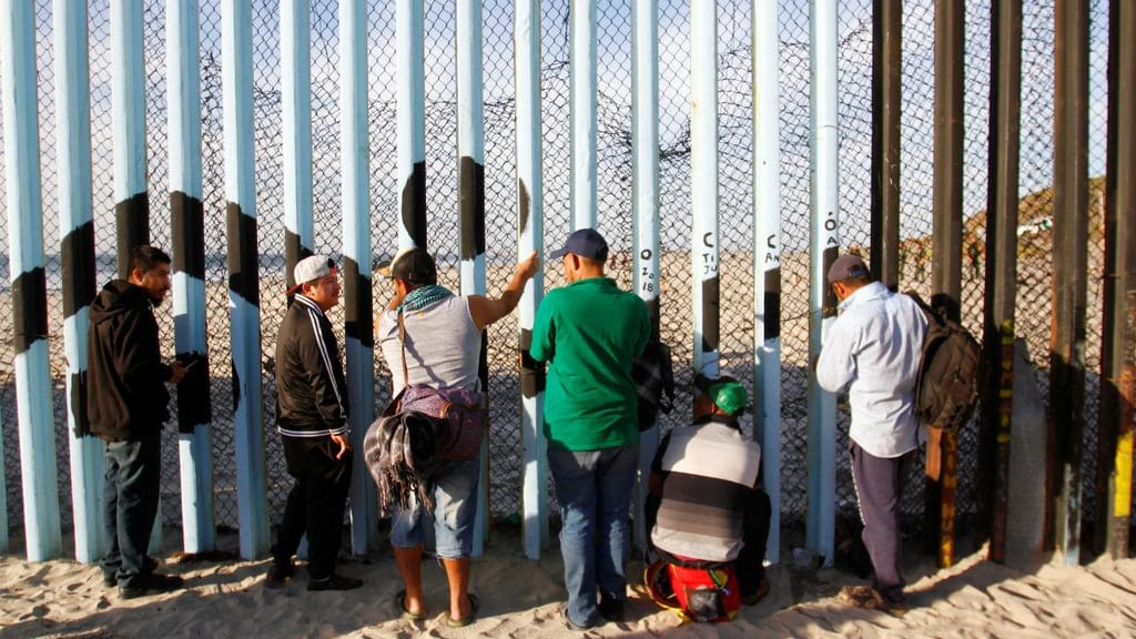 Imigrantes chegam à fronteira entre o México e os EUA