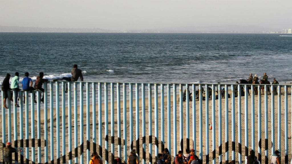 Imigrantes chegam à fronteira entre o México e os EUA