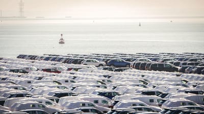 Carros da Autoeuropa continuam retidos no porto de Setúbal por causa da greve - TVI