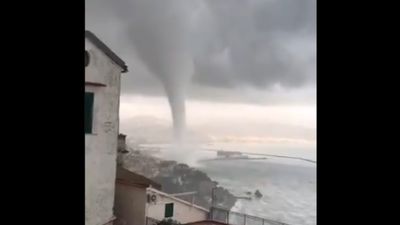 Enorme tromba de água surpreende cidade italiana - TVI