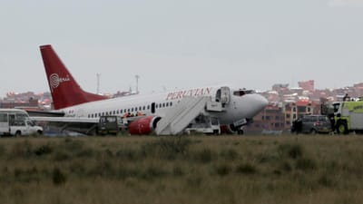 Avião com 120 passageiros bate com a cauda ao aterrar na Bolívia - TVI