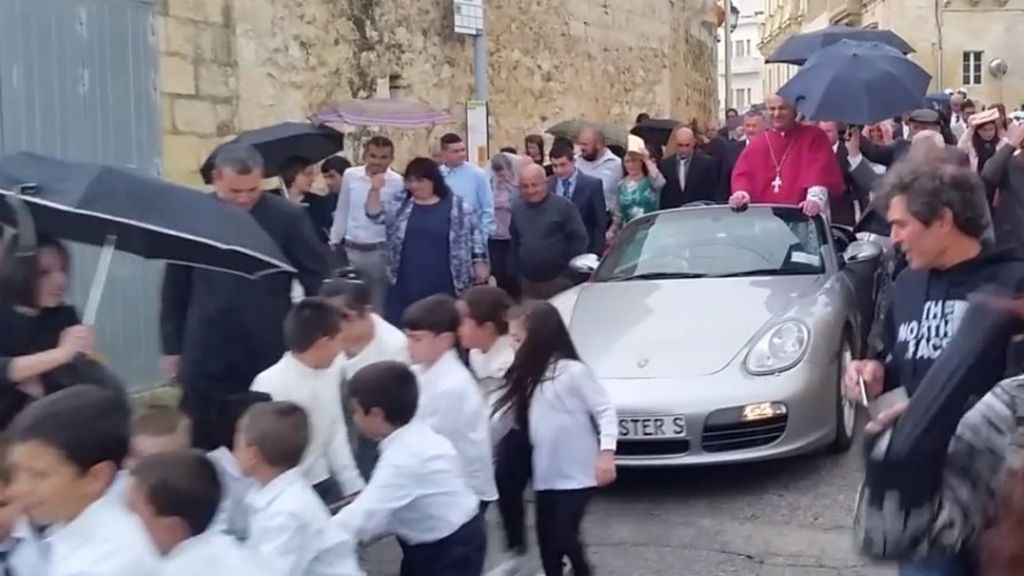 O padre transportado num Porsche puxado por 50 crianças num desfile religioso que, tradicionalmente, acontece na ilha de Gozo