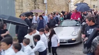Padre faz-se transportar em Porsche puxado por 50 crianças - TVI