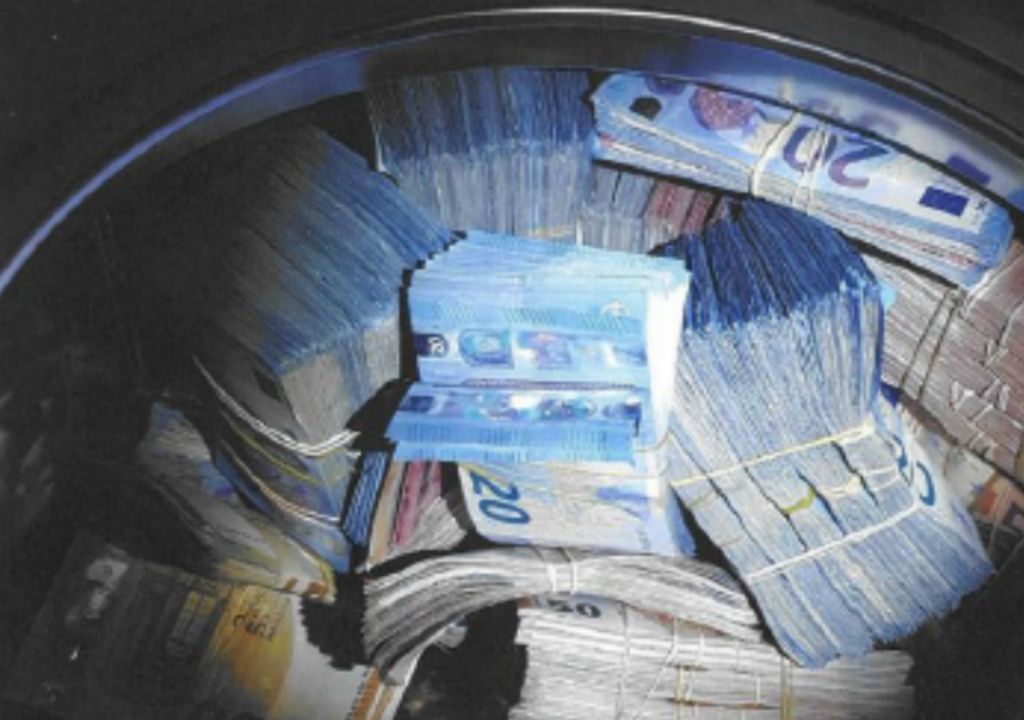 350 mil euros descobertos numa máquina de lavar