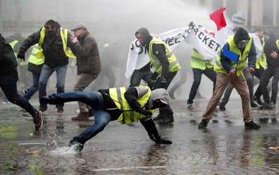 Protesto dos coletes amarelos já fez 24 feridos em Paris - TVI