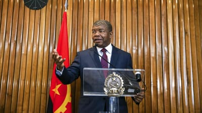 Órfã de golpe falhado em Angola interrompe discurso de João Lourenço em Lisboa - TVI