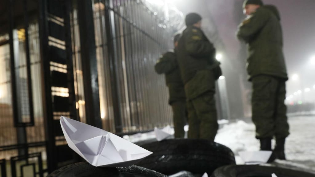 Barcos de papel depositados frente à embaixada russa em Kiev, na Ucrânia