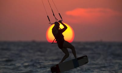 Praticante de kitesurf morre na praia dos Supertubos, em Peniche - TVI