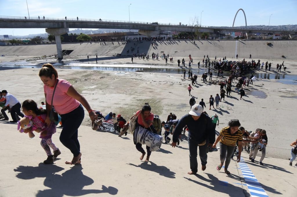 EUA lançam gás lacrimogéneo para dispersar caravana de migrantes na fronteira com o México