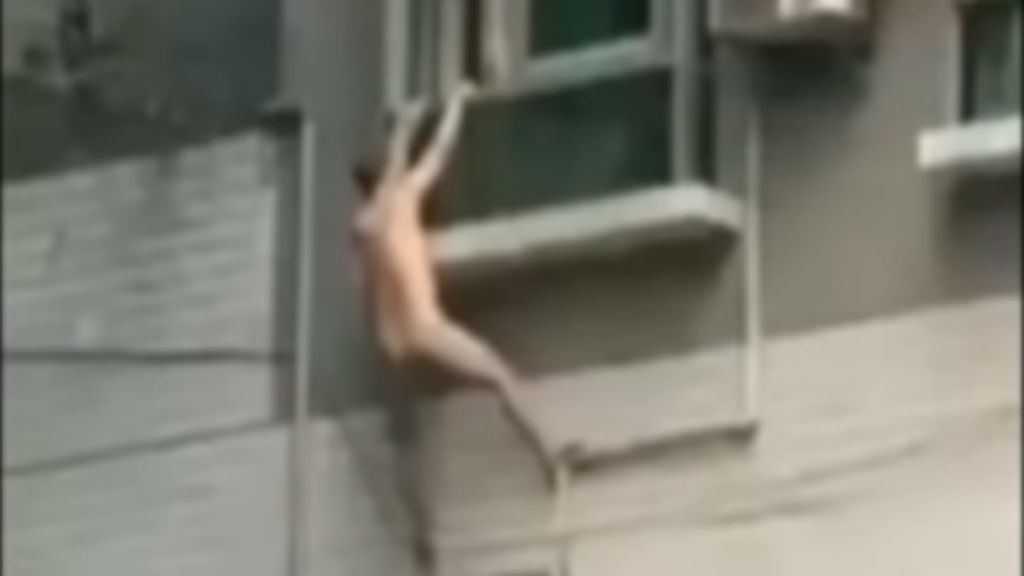 Um vídeo divulgado mostra o momento em que o homem cai da janela onde estava pendurado