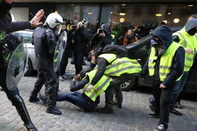 Protesto dos "coletes amarelos" marcado por confrontos em Bruxelas - TVI